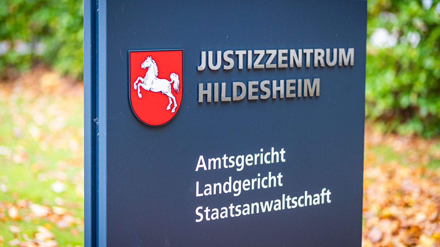 Das Amtsgericht Hildesheim hat auf Antrag der Staatsanwaltschaft Untersuchungshaftbefehl gegen den Tatverdächtigen erlassen. (S<