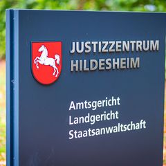 Das Amtsgericht Hildesheim hat auf Antrag der Staatsanwaltschaft Untersuchungshaftbefehl gegen den Tatverdächtigen erlassen. (S<