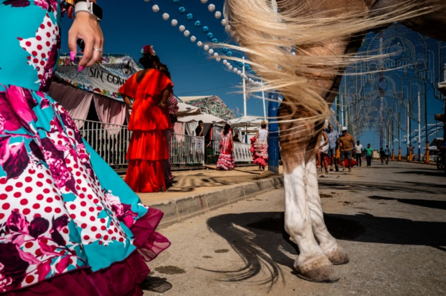 Die "Feria de La Línea" ist ein kleines, aber charmantes Volksfest im südlichsten Teil Andalusiens. Seit fast 140 Jahren trifft in der Stadt La Línea jedes Jahr im Juli Tradition auf moderne Unterhaltung, was sowohl Einheimische wie auch Besucher und Schaulustige anzieht. Musik liegt in der Luft, Frauen in Flamencokleidern verbreiten Ausgelassenheit, und Pferde trippeln mit anmutigen Bewegungen durch die Straßen. So verschmilzt alles zu einem fesselnden Wirbel aus Klängen, Farben und Bewegung und bietet einen faszinierenden Einblick in die andalusische Kultur
