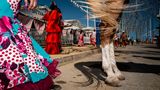 Die "Feria de La Línea" ist ein kleines, aber charmantes Volksfest im südlichsten Teil Andalusiens. Seit fast 140 Jahren trifft in der Stadt La Línea jedes Jahr im Juli Tradition auf moderne Unterhaltung, was sowohl Einheimische wie auch Besucher und Schaulustige anzieht. Musik liegt in der Luft, Frauen in Flamencokleidern verbreiten Ausgelassenheit, und Pferde trippeln mit anmutigen Bewegungen durch die Straßen. So verschmilzt alles zu einem fesselnden Wirbel aus Klängen, Farben und Bewegung und bietet einen faszinierenden Einblick in die andalusische Kultur