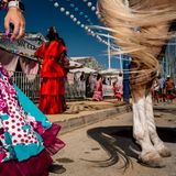 Die "Feria de La Línea" ist ein kleines, aber charmantes Volksfest im südlichsten Teil Andalusiens. Seit fast 140 Jahren trifft in der Stadt La Línea jedes Jahr im Juli Tradition auf moderne Unterhaltung, was sowohl Einheimische wie auch Besucher und Schaulustige anzieht. Musik liegt in der Luft, Frauen in Flamencokleidern verbreiten Ausgelassenheit, und Pferde trippeln mit anmutigen Bewegungen durch die Straßen. So verschmilzt alles zu einem fesselnden Wirbel aus Klängen, Farben und Bewegung und bietet einen faszinierenden Einblick in die andalusische Kultur