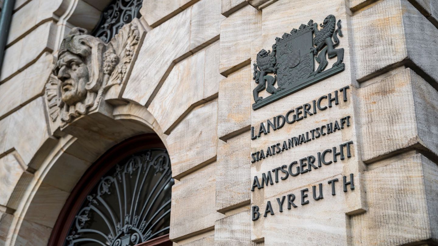 Der Mann soll seiner Ex-Partnerin mit einem Messer zahlreiche Stiche zugefügt haben. (Symbolbild) Foto: Daniel Vogl/dpa
