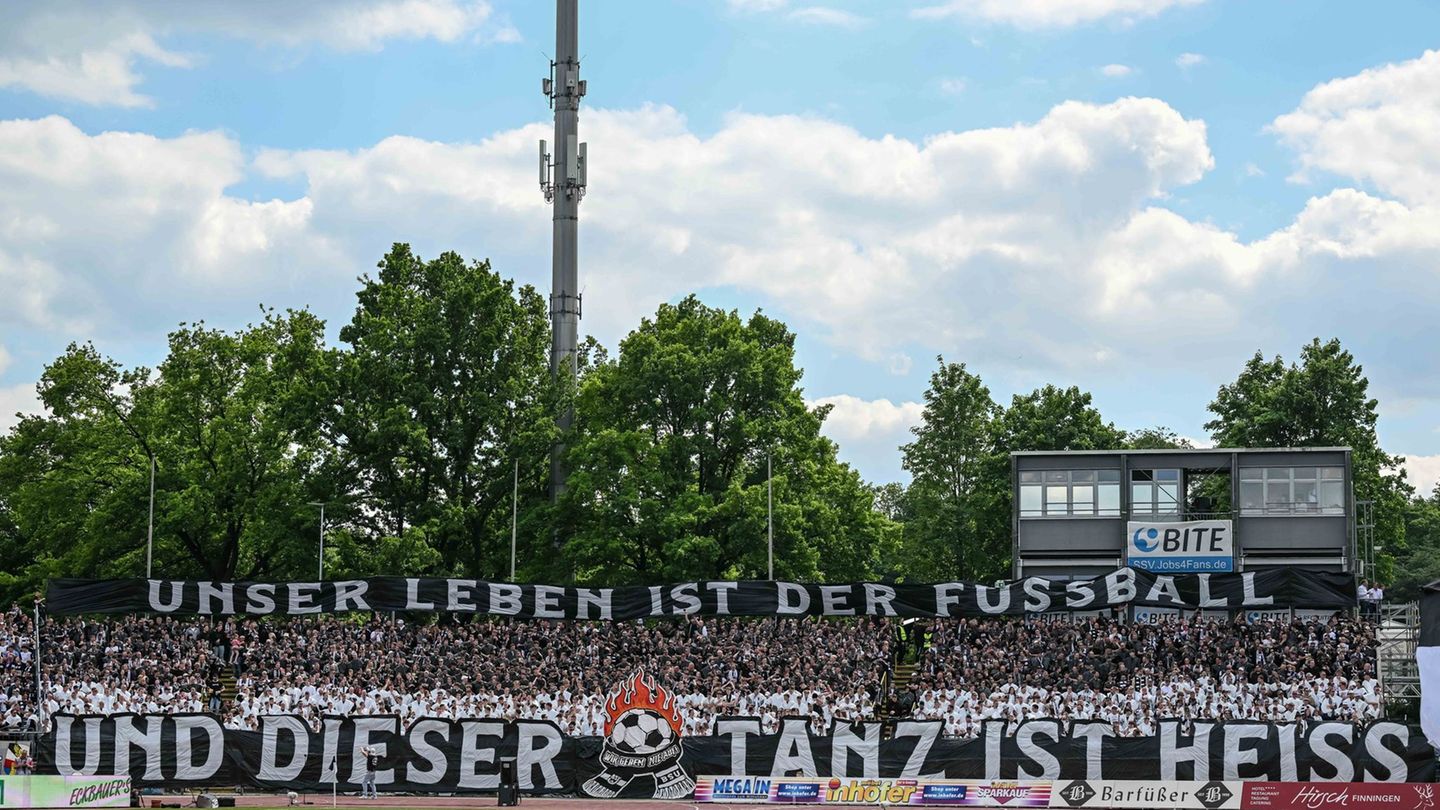 Die Ulmer Fans hoffen mit Trainer Moritz Glasbrenner wieder auf sportlichen Erfolg. (Archiv) Foto: Harry Langer/dpa