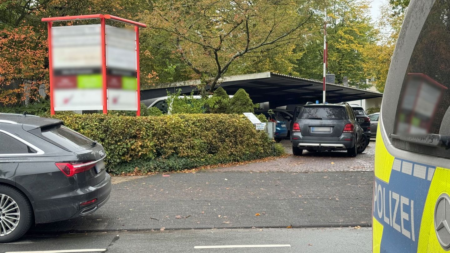 Großeinsatz der Polizei an Berufskolleg: Eine Schülerin wurde mit einem Messer angegriffen Foto: Christian Müller/dpa