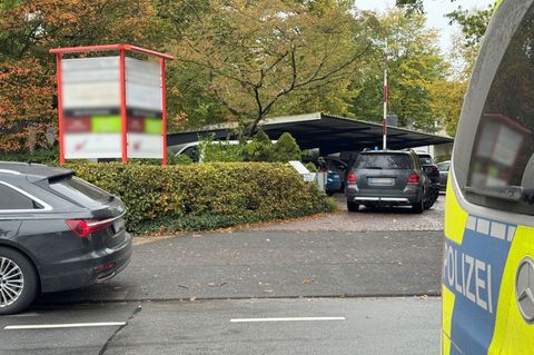 Großeinsatz der Polizei an Berufskolleg: Eine Schülerin wurde mit einem Messer angegriffen Foto: Christian Müller/dpa