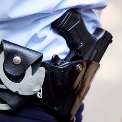 Eine 25-jährige Betrügerin wurde in Kleve festgenommen. (Symbolbild) Foto: Oliver Berg/dpa
