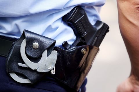 Eine 25-jährige Betrügerin wurde in Kleve festgenommen. (Symbolbild) Foto: Oliver Berg/dpa