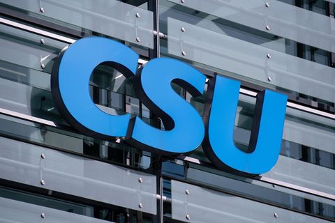 Das Logo der CSU an der Parteizentrale in München