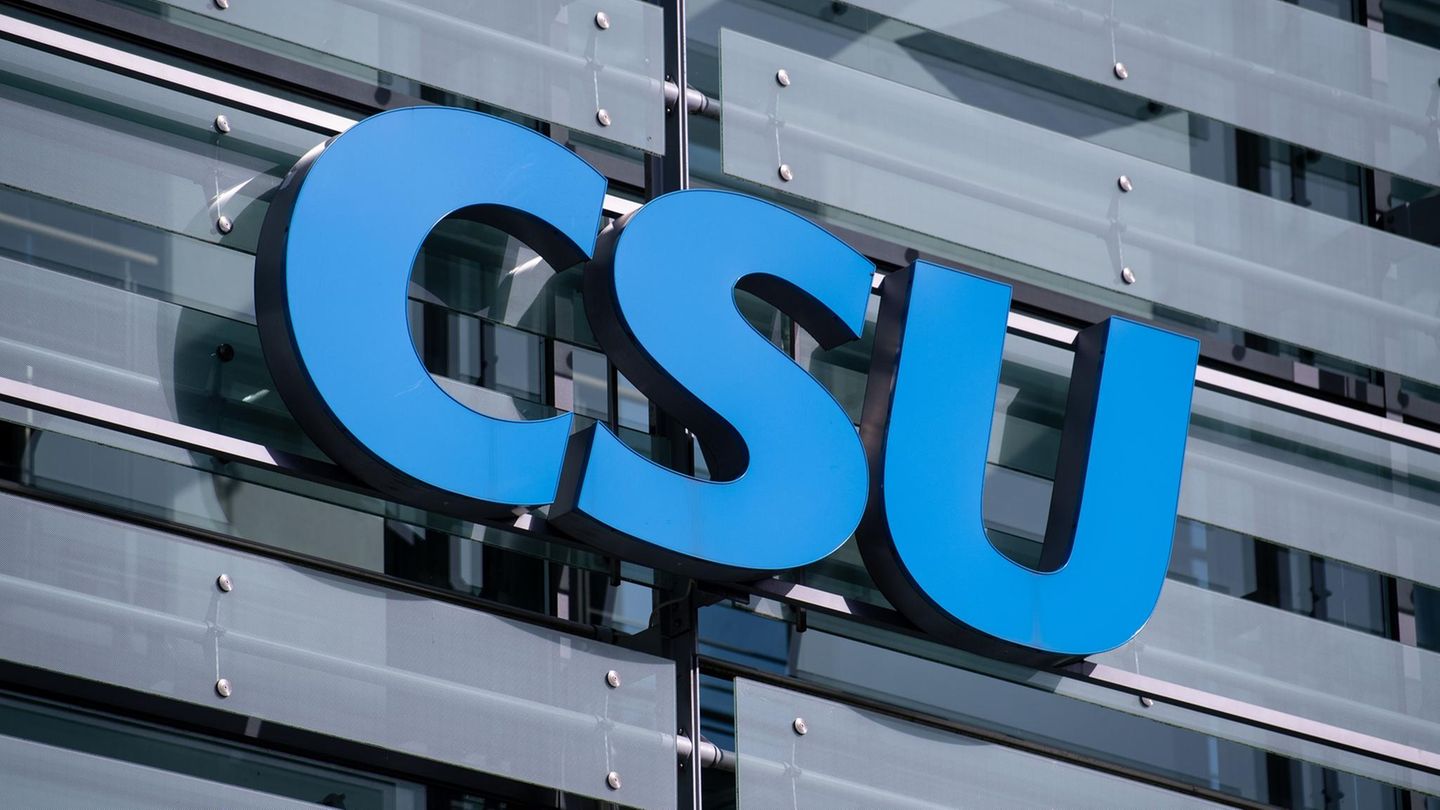 Das Logo der CSU an der Parteizentrale in München