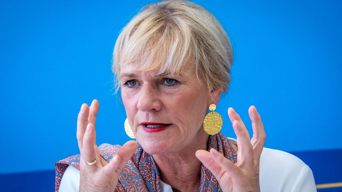 Bildungsministerin Simone Oldenburg (Linke) hält politische Bildung in der Schule für unverzichtbar. (Archivbild) Foto: Jens Büt