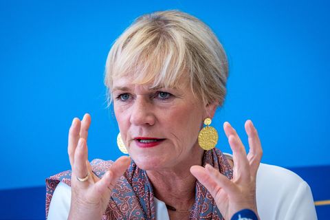 Bildungsministerin Simone Oldenburg (Linke) hält politische Bildung in der Schule für unverzichtbar. (Archivbild) Foto: Jens Büt
