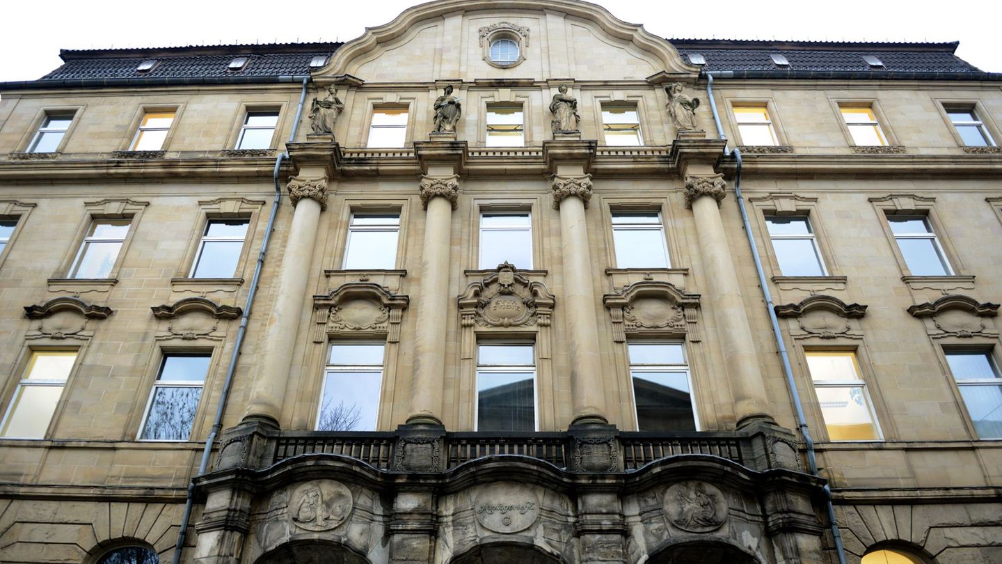 Ein ehemaliger Bauunternehmer ist am Wuppertaler Amtsgericht wegen illegaler Giftmüll-Verklappung zu Gefängnishaft verurteilt wo