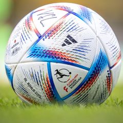 Ein Spielball der Frauen-Bundesliga. (Archiv) Foto: Andreas Gora/dpa