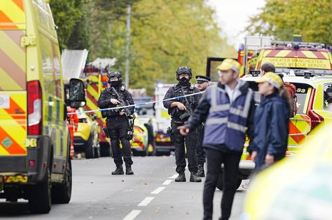 Polizeibeamte und Rettungskräfte am Tatort der Synagoge in Manchester