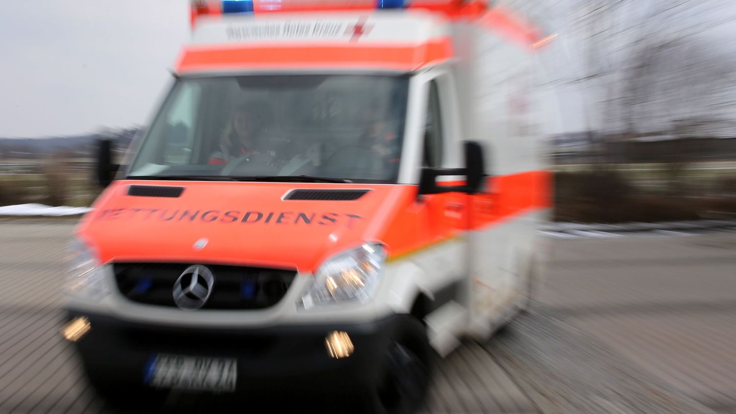 Der 71-Jährige starb in einer Klinik an seinen schweren Verletzungen. (Symbolbild) Foto: Stephan Jansen/dpa