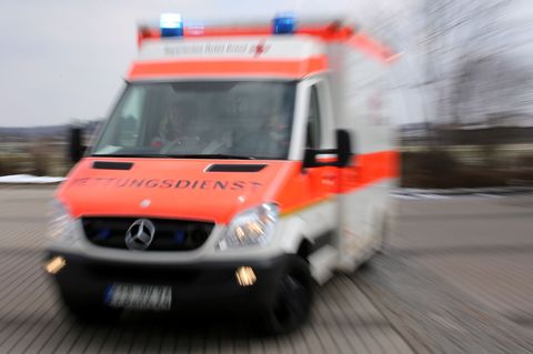 Der 71-Jährige starb in einer Klinik an seinen schweren Verletzungen. (Symbolbild) Foto: Stephan Jansen/dpa