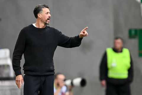 Augsburg-Trainer Sandro Wagner hat schon jetzt eine ereignisreiche erste Saisonphase hinter sich. (Archivbild) Foto: Harry Lange
