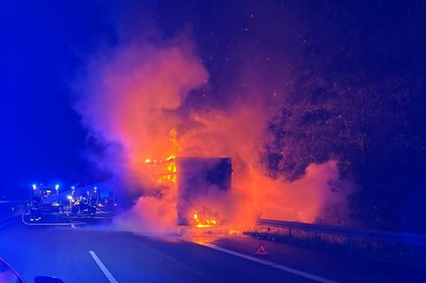 Nach einem Brand auf der A7 bei Fulda blieb die Autobahn stundenlang gesperrt. Foto: --/Polizei Osthessen/dpa