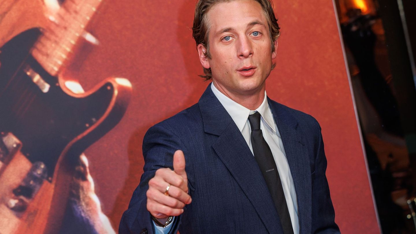 Jeremy Allen White stellte in Berlin den neuen Film über Bruce Springsteen vor. Foto: Andreas Gora/dpa