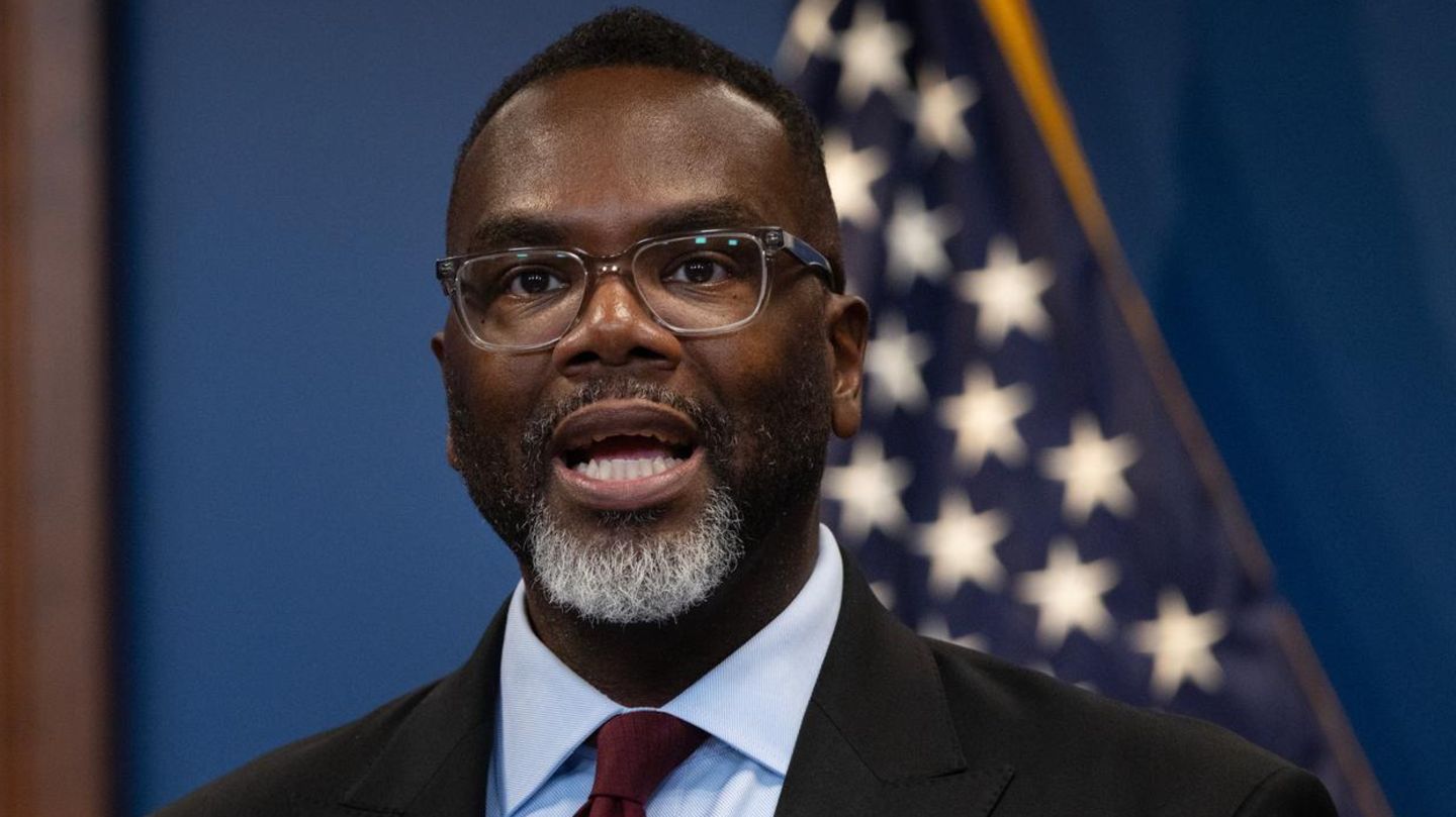 Brandon Johnson wehrt sich gegen Äußerungen von Donald Trump