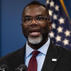 Brandon Johnson wehrt sich gegen Äußerungen von Donald Trump