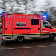 Der Mann wurde unter dem Bus eingeklemmt und schwer verletzt. (Symbolbild) Foto: Fabian Strauch/dpa