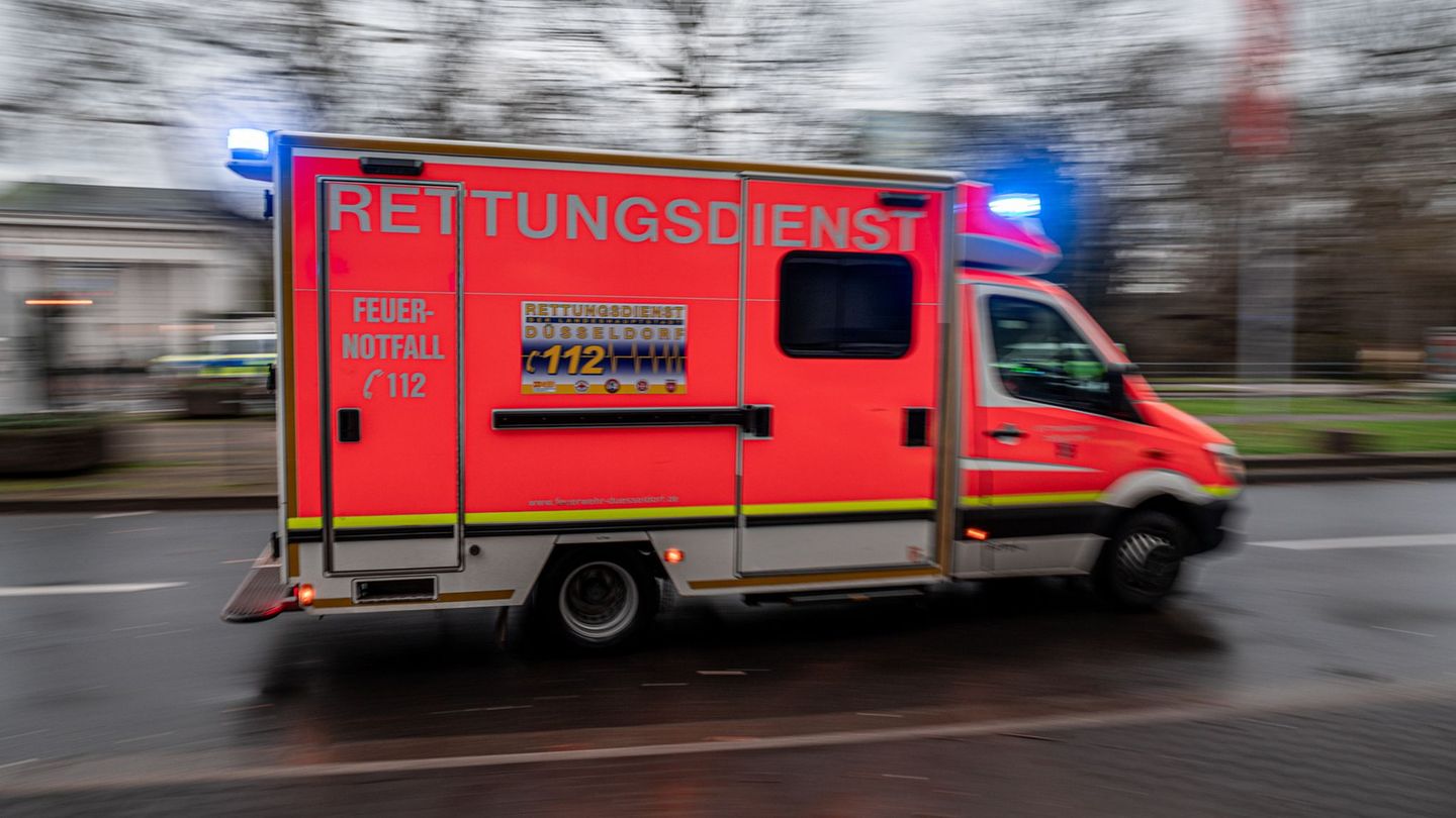 Der Mann wurde unter dem Bus eingeklemmt und schwer verletzt. (Symbolbild) Foto: Fabian Strauch/dpa