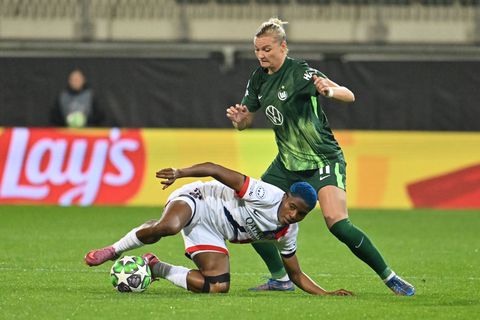 Voller Einsatz für den VfL Wolfsburg: Alexandra Popp (r). Foto: Swen Pförtner/dpa