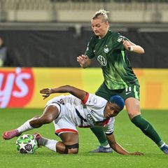 Voller Einsatz für den VfL Wolfsburg: Alexandra Popp (r). Foto: Swen Pförtner/dpa