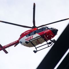 Ein Rettungshubschrauber flog die schwer verletzte Beifahrerin in eine Klinik. (Symbolbild) Foto: Stefan Sauer/dpa