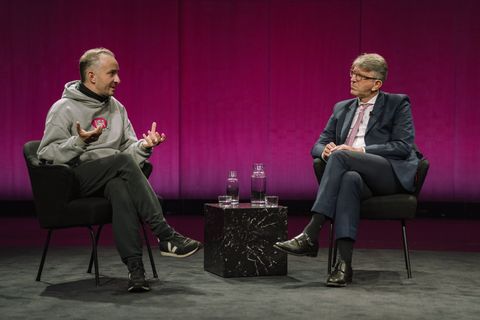 Bei einer Gesprächsveranstaltung mit Kulturstaatsminister Wolfram Weimer nennt Jan Böhmermann das Konzert am 7. Oktober "unklug"