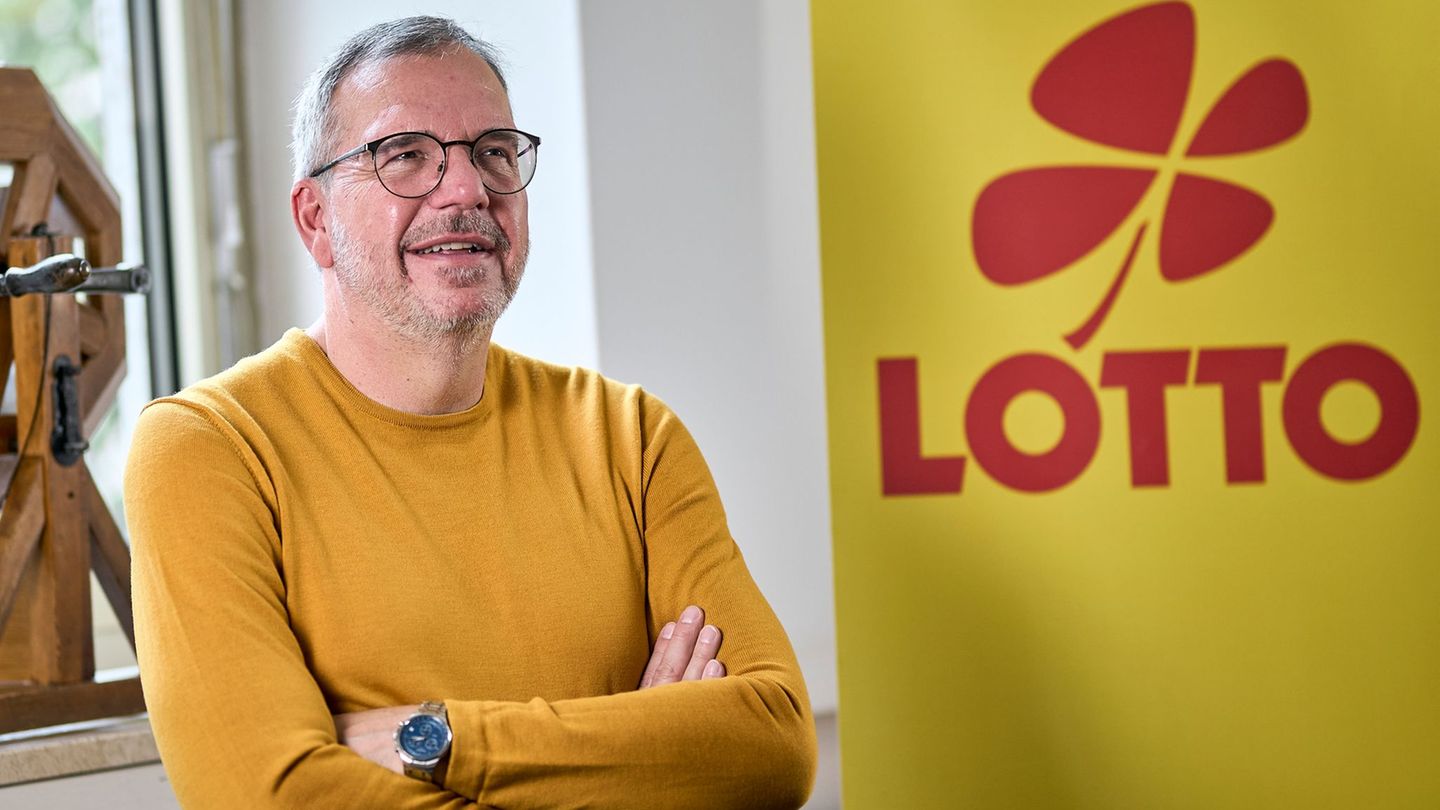 "Ich bin Fahrlehrer für Lottogewinner", sagt Gewinnerberater Trabalski über seinen Job. Foto: Michael Ukas/dpa