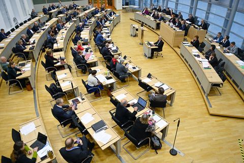 Der Landtag von Sachsen-Anhalt berät, wie es mit den in Schieflage geratenen Harzer Schmalspurbahnen weitergehen könnte. (Archiv