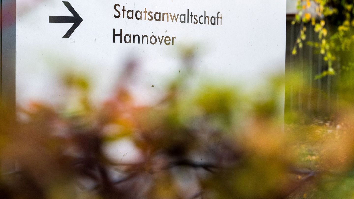Die Staatsanwaltschaft wirft dem Angeklagten unter anderem Sachbeschädigung und einen Verstoß gegen das Waffengesetz vor. (Archi