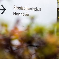 Die Staatsanwaltschaft wirft dem Angeklagten unter anderem Sachbeschädigung und einen Verstoß gegen das Waffengesetz vor. (Archi