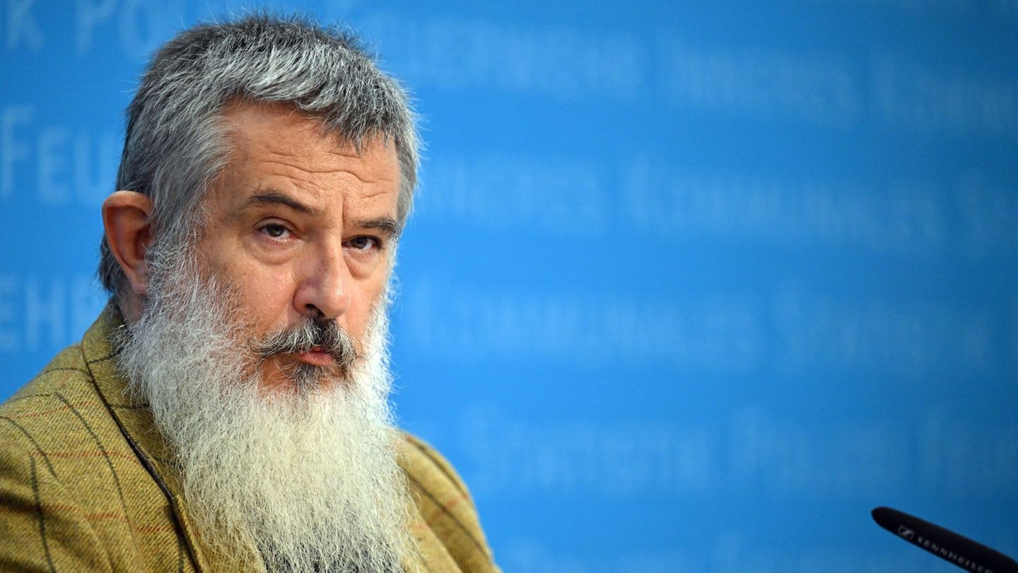 Thüringer Verfassungsschutzpräsident Stephan Kramer fordert eine Strategie zur Abwehr von Drohnen. (Archivbild) Foto: Martin Sch