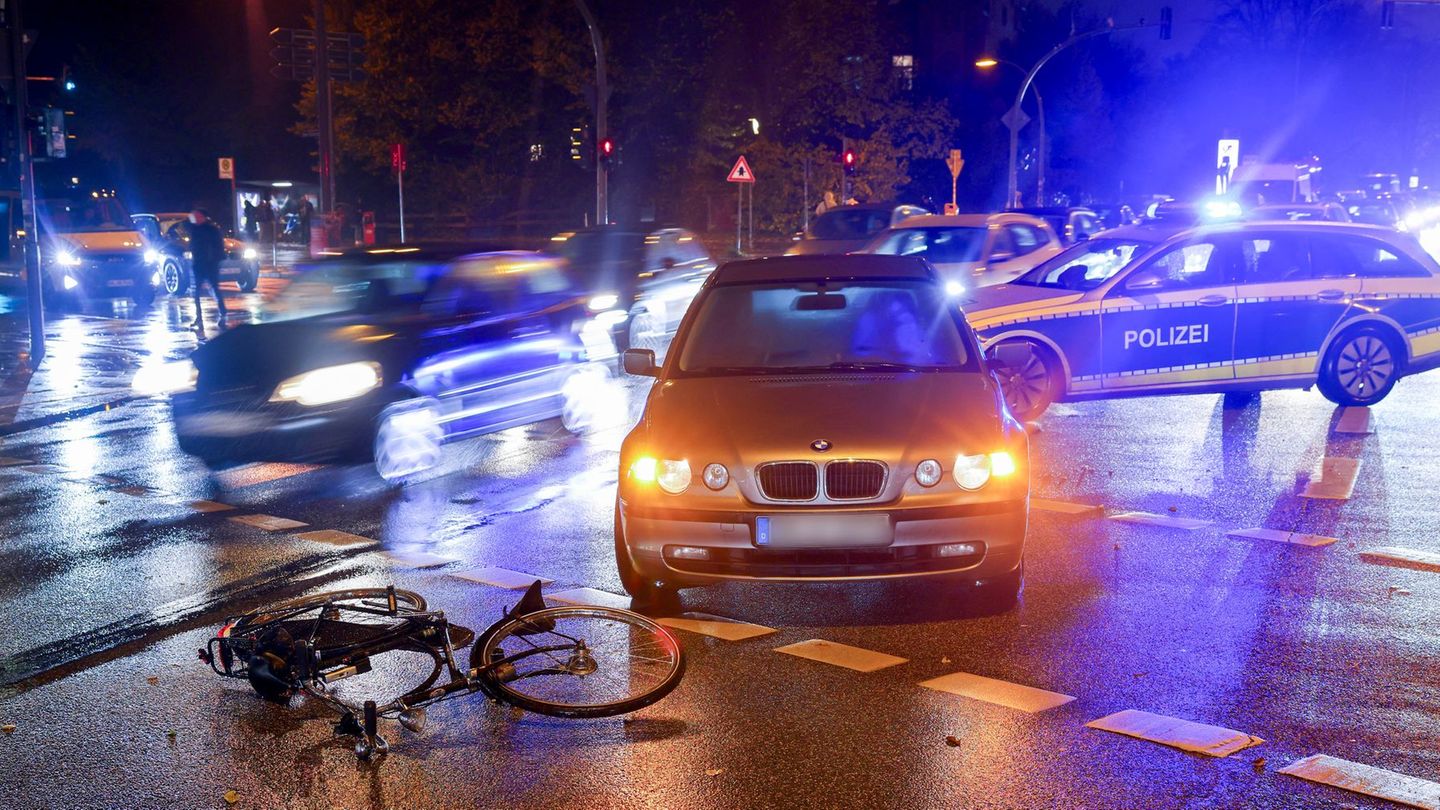 Die Unfallgefahr für Radfahrer kann in der Dunkelheit steigen. (Symbolbild) Foto: Christian Charisius/dpa