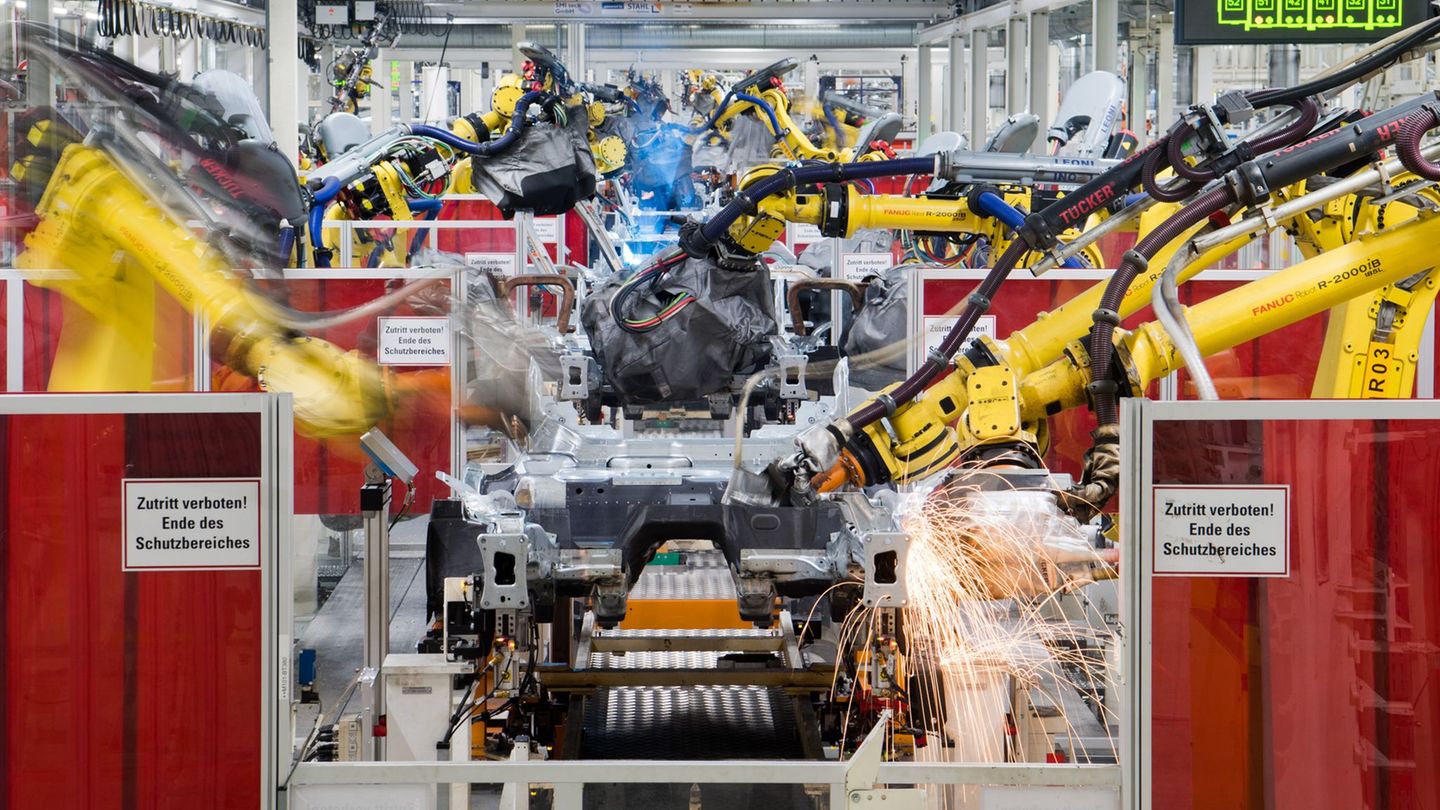 Viele Autobauer stehen unter Druck. (Archivbild) Foto: Julian Stratenschulte/dpa