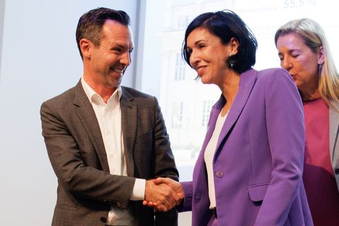 In der Stichwahl der Oberbürgermeisterwahl in Potsdam treten SPD-Kandidat Severin Fischer (l) und die parteilose Bewerberin Noos