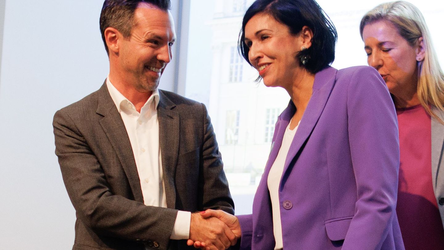 In der Stichwahl der Oberbürgermeisterwahl in Potsdam treten SPD-Kandidat Severin Fischer (l) und die parteilose Bewerberin Noos