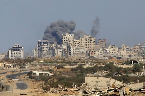 Rauch steigt über Gaza-Stadt nach einem israelischen Angriff auf