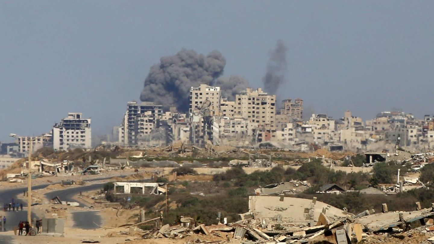 Rauch steigt über Gaza-Stadt nach einem israelischen Angriff auf