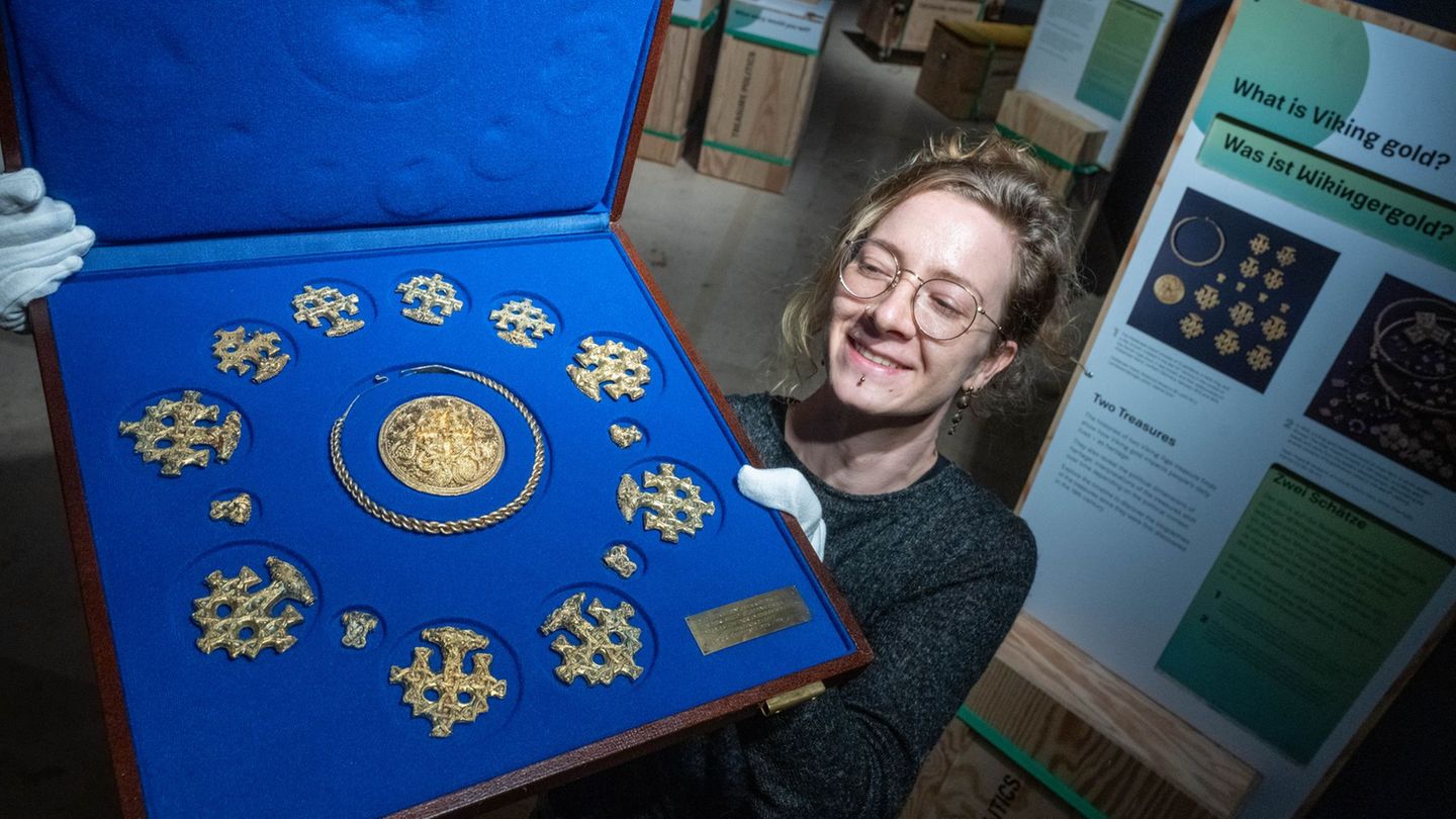 Getragen hat Erich Honecker seine Replik des Hiddenseer Goldschmucks wohl nicht. Foto: Stefan Sauer/dpa