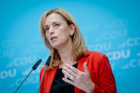 Bildungsministerin Prien berichtet von Überlegungen unter Juden, ob sie sich vorsorglich ein Finanzpolster im Ausland anlegen so