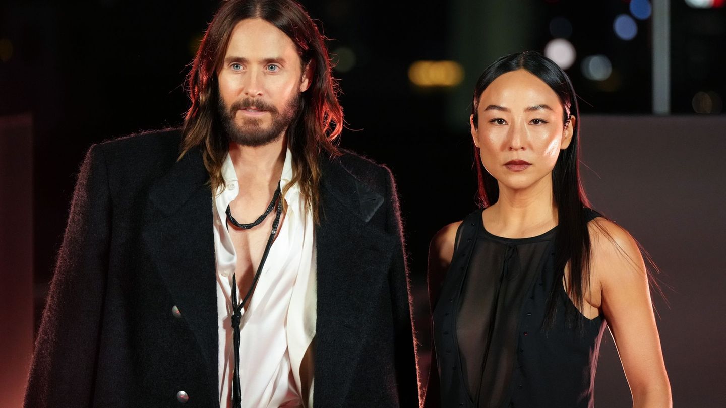 Jared Leto (links) ist im Film Ares, ein Programm, das als KI-Soldat in die reale Welt eintritt - hier ist er bei einem Fototerm