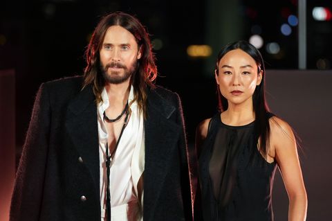 Jared Leto (links) ist im Film Ares, ein Programm, das als KI-Soldat in die reale Welt eintritt - hier ist er bei einem Fototerm