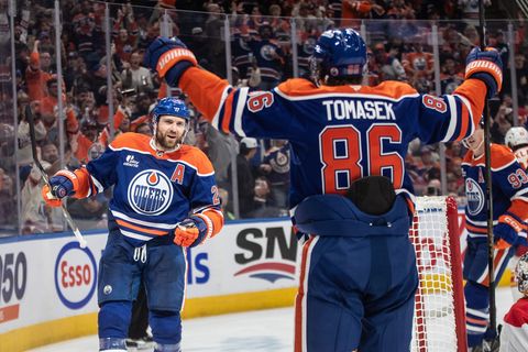 Leon Draisaitl (links) hat das 400. NHL-Tor seiner Karriere erzielt. Foto: Jason Franson/The Canadian Press/dpa