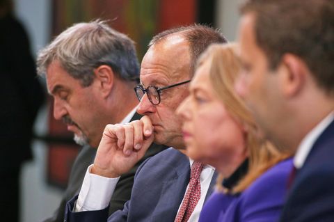 Die Vorsitzenden der Koalitionsparteien wirken am Morgen nach dem Koalitionsausschuss wie ziemlich müde Helden
