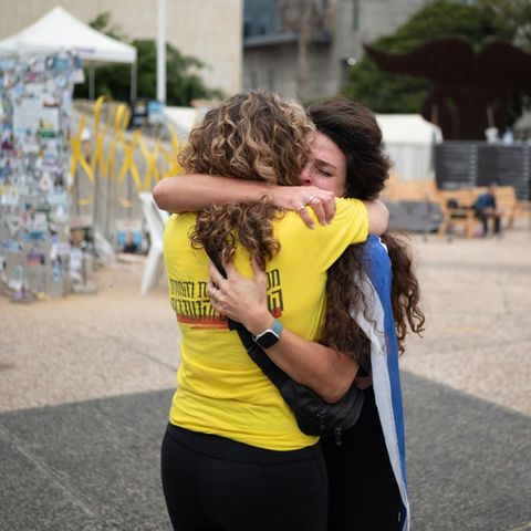 Menschen in Tel Aviv freuen sich über die Einigung zwischen Israel und der Hamas