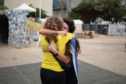 Menschen in Tel Aviv freuen sich über die Einigung zwischen Israel und der Hamas